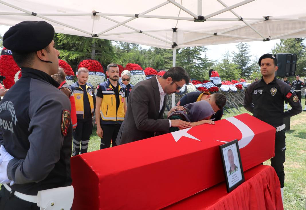 Şehit polis son yolcuğuna uğurlandı. Gözyaşları sel oldu - Resim: 9